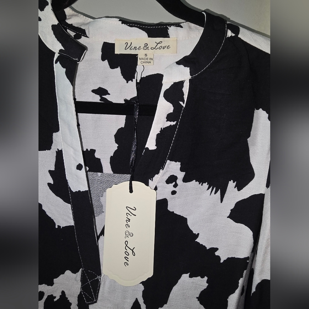 Black Vine & Love Cow Print V Neck Blouse NWT Small - Picture 4 of 6